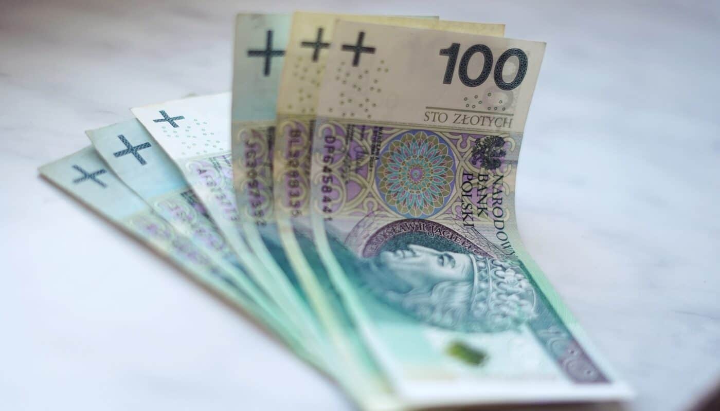 banknoty 100 zł na stole