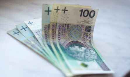 banknoty 100 zł na stole